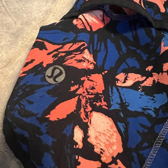 Lululemon 2.5 inch speed up shorts blue and pink printed with inner liner size 2 - Picture 3 of 5
